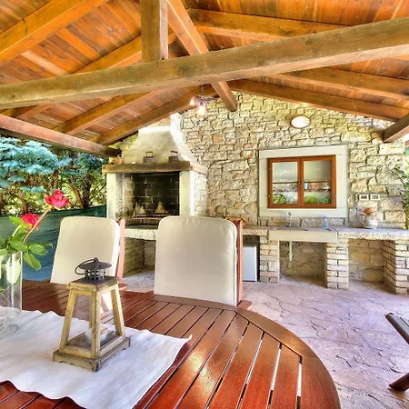 Mediterrane Mit Privatpool, Sonnenterrasse, Bbq Und Hundefreundlich Umag